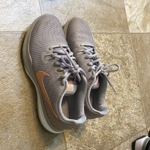 Women’s Nike shoes size 6.5